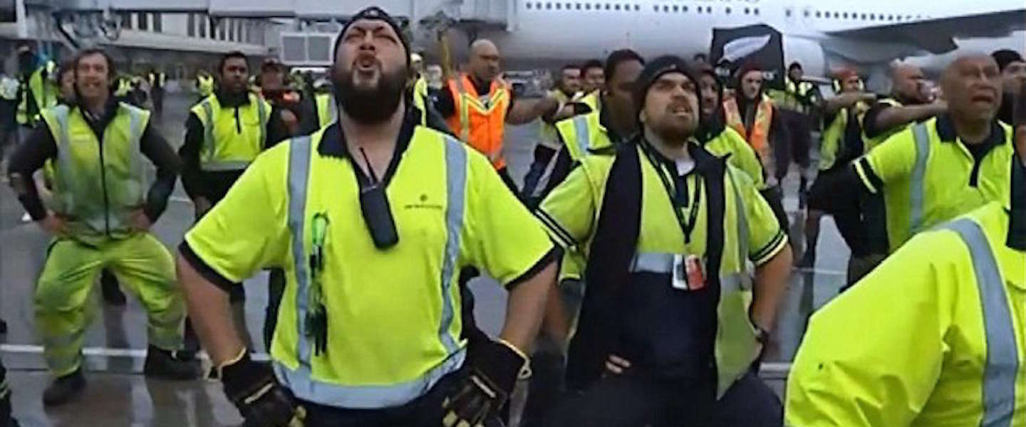Personeel doet haka bij aankomst Nieuw-Zeelandse rugbyspelers All Blacks