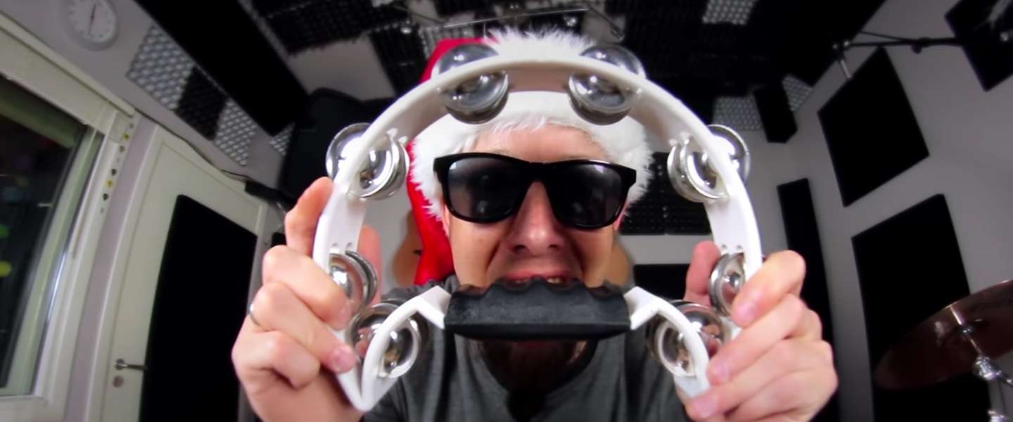 Lachen met de metal-versie van 'All I want for Christmas'