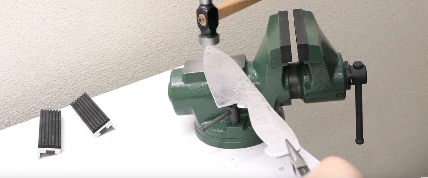Video: zo maak je een echt scherp mes van aluminiumfolie