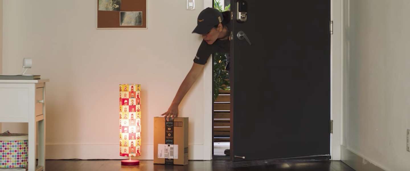 Amazon Key laat bezorgers veilig binnen om een pakje te bezorgen