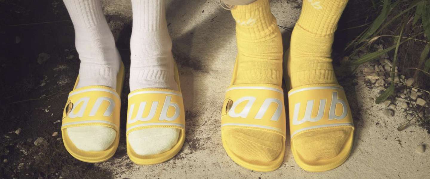 Leuk voor ANWB-stelletjes: de gele campingslippers en sokken met ANWB-logo