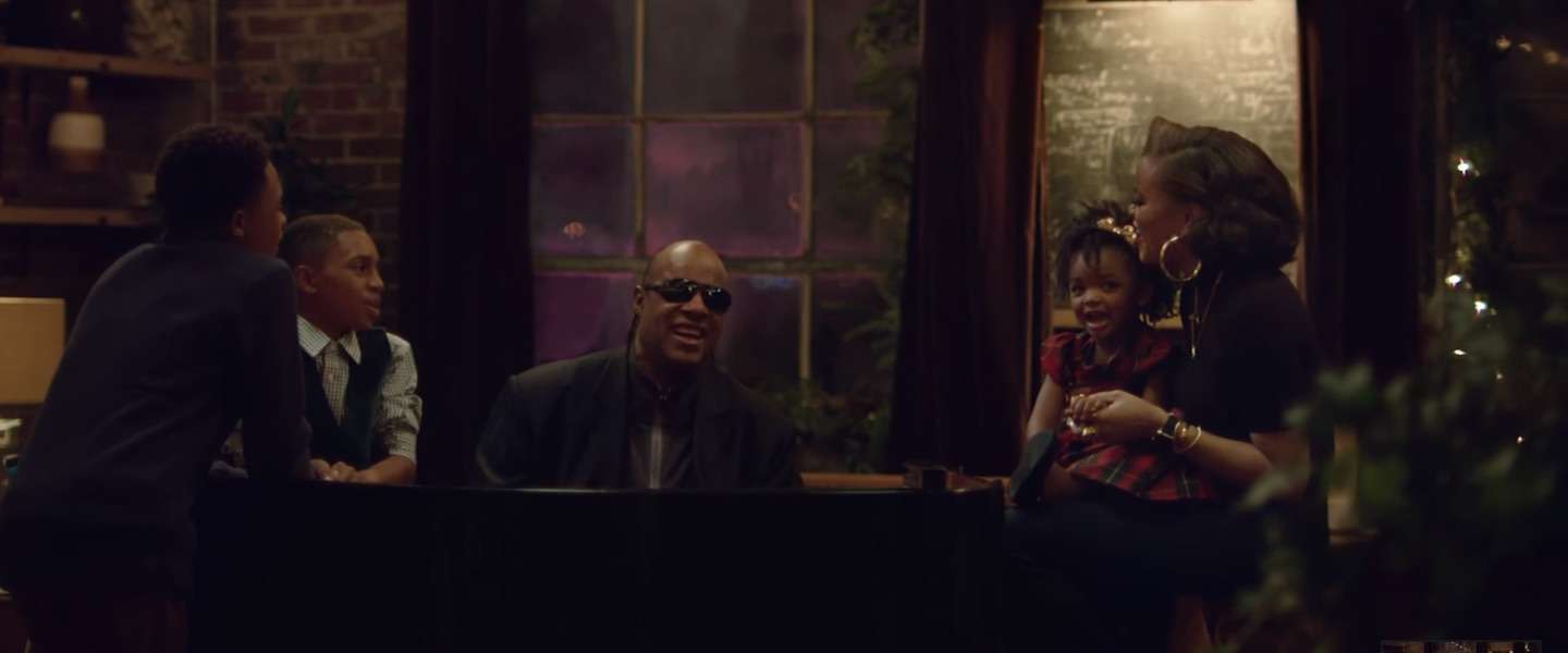 Kerstcommercial van Apple met Stevie Wonder