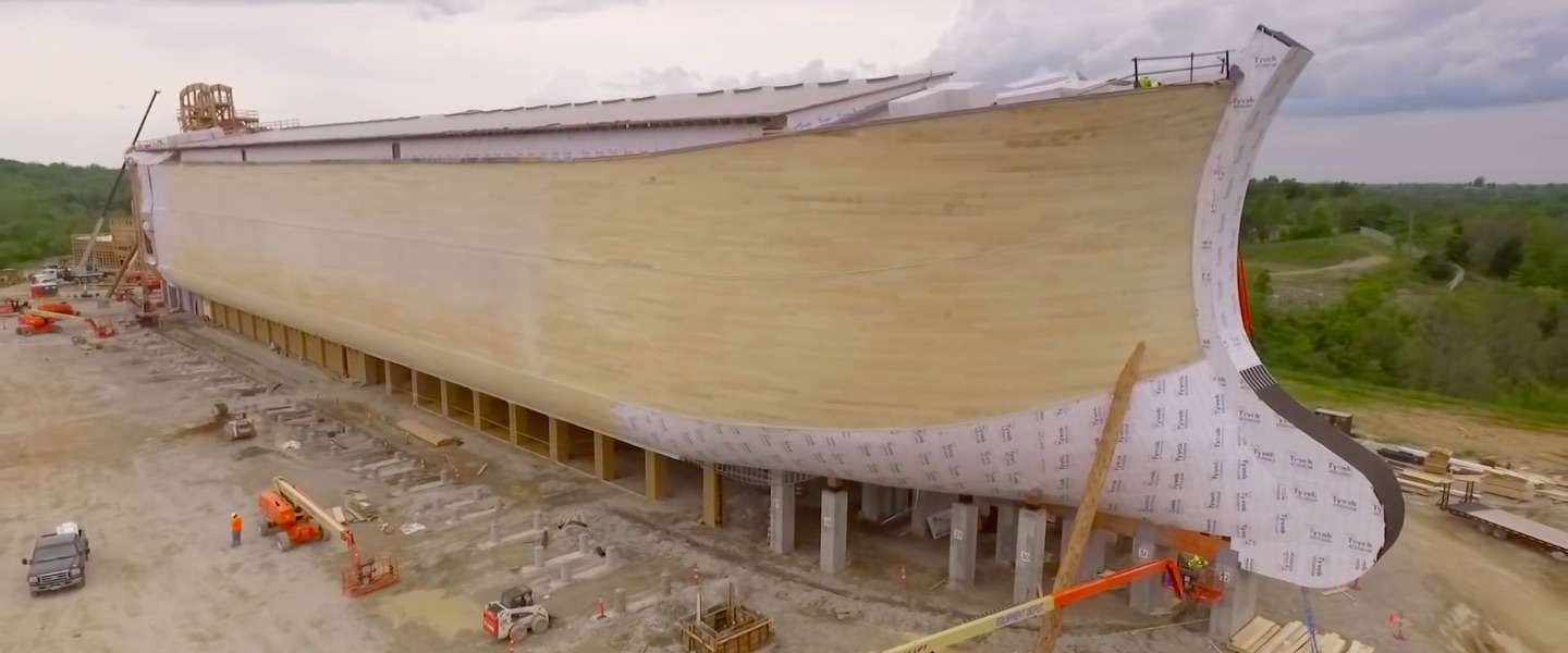 Bekijk hier de dronevideo van de levensgrote replica van de Ark van Noach!