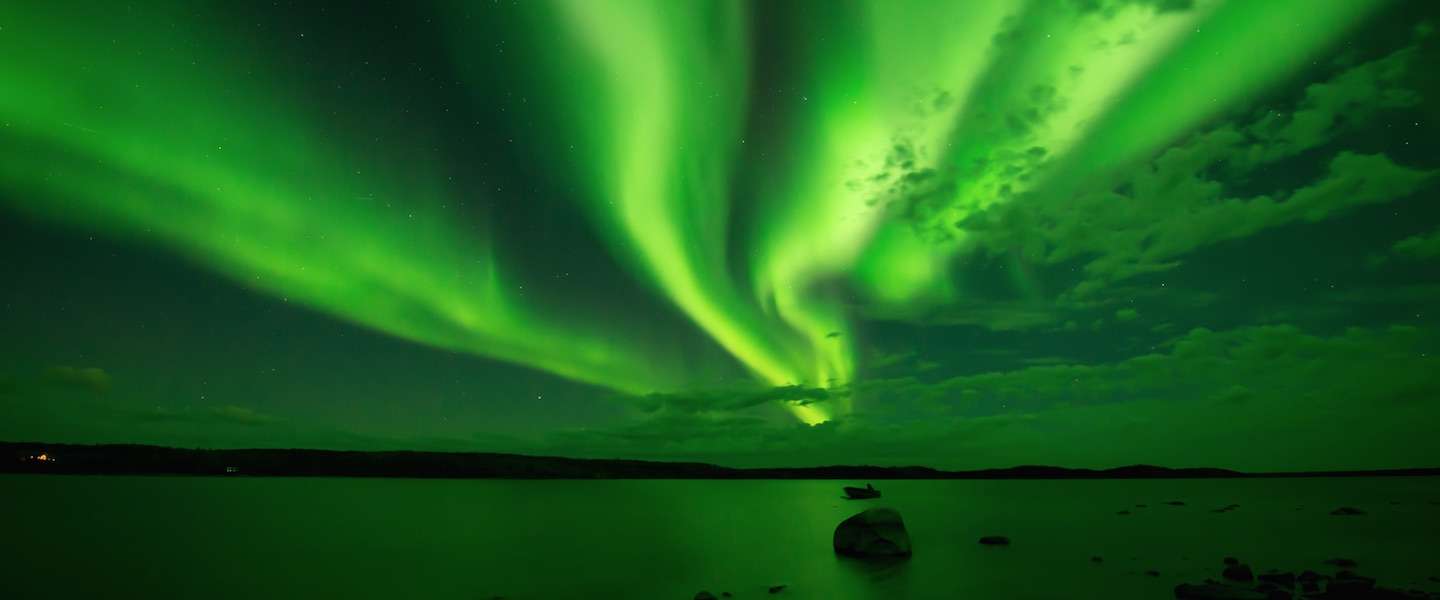 Deze Australiër surft onder het noorderlicht