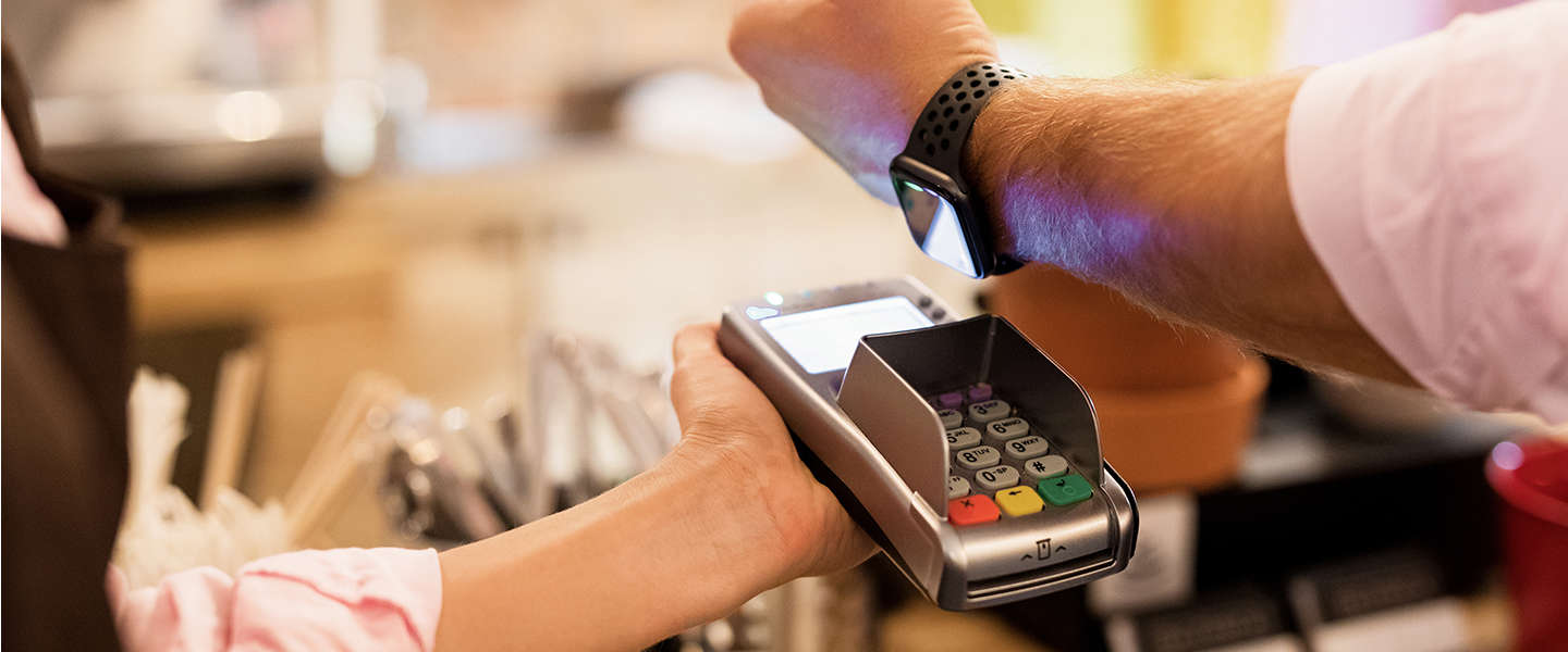Steeds meer Nederlanders betalen met smartphone of wearable