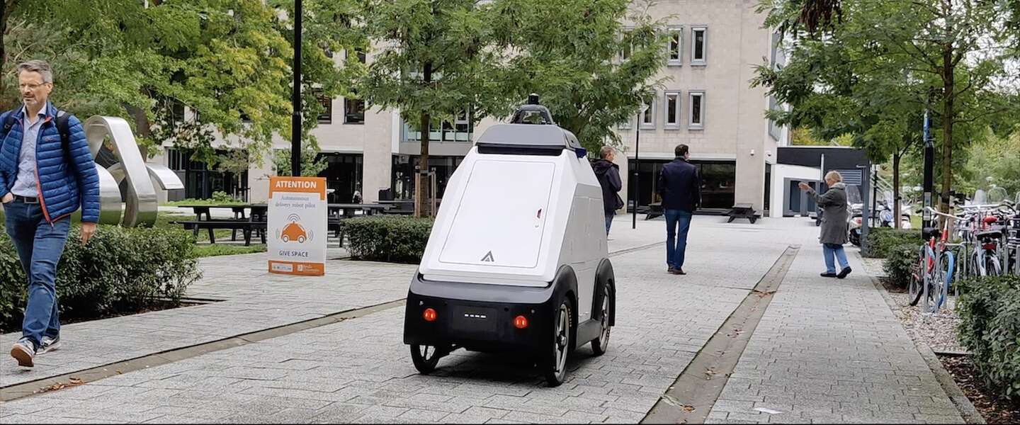 Bezorgrobot rijdt op campus HBO in Breda: 'Zien hoe de toekomst eruit ziet'