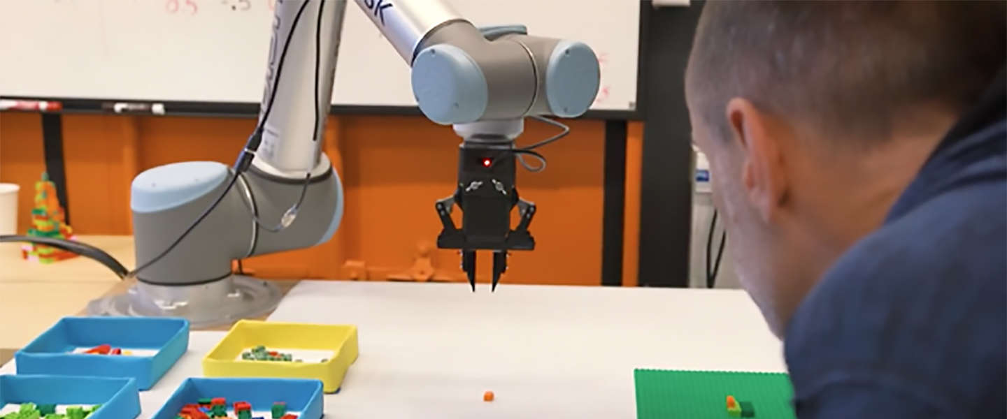 Deze robot kan met lego bouwen