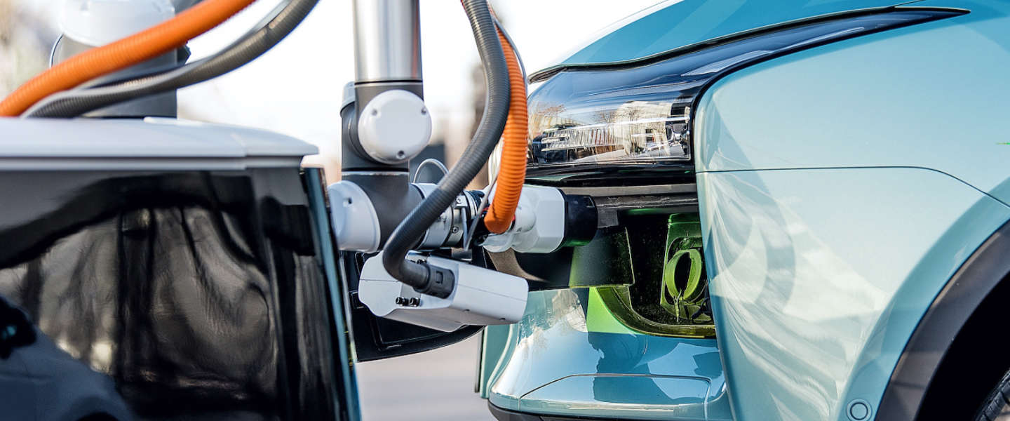 Slimme oplaadrobot van AIWAYS zoekt jouw EV om op te laden