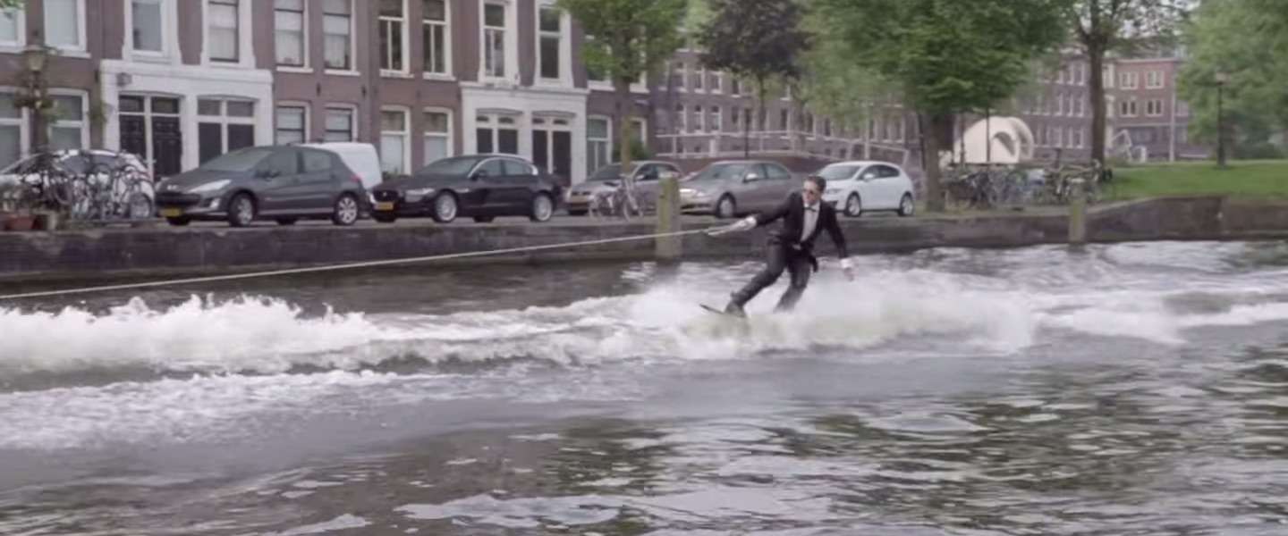 YouTuber Casey Neistat op wakeboard door de grachten van Amsterdam
