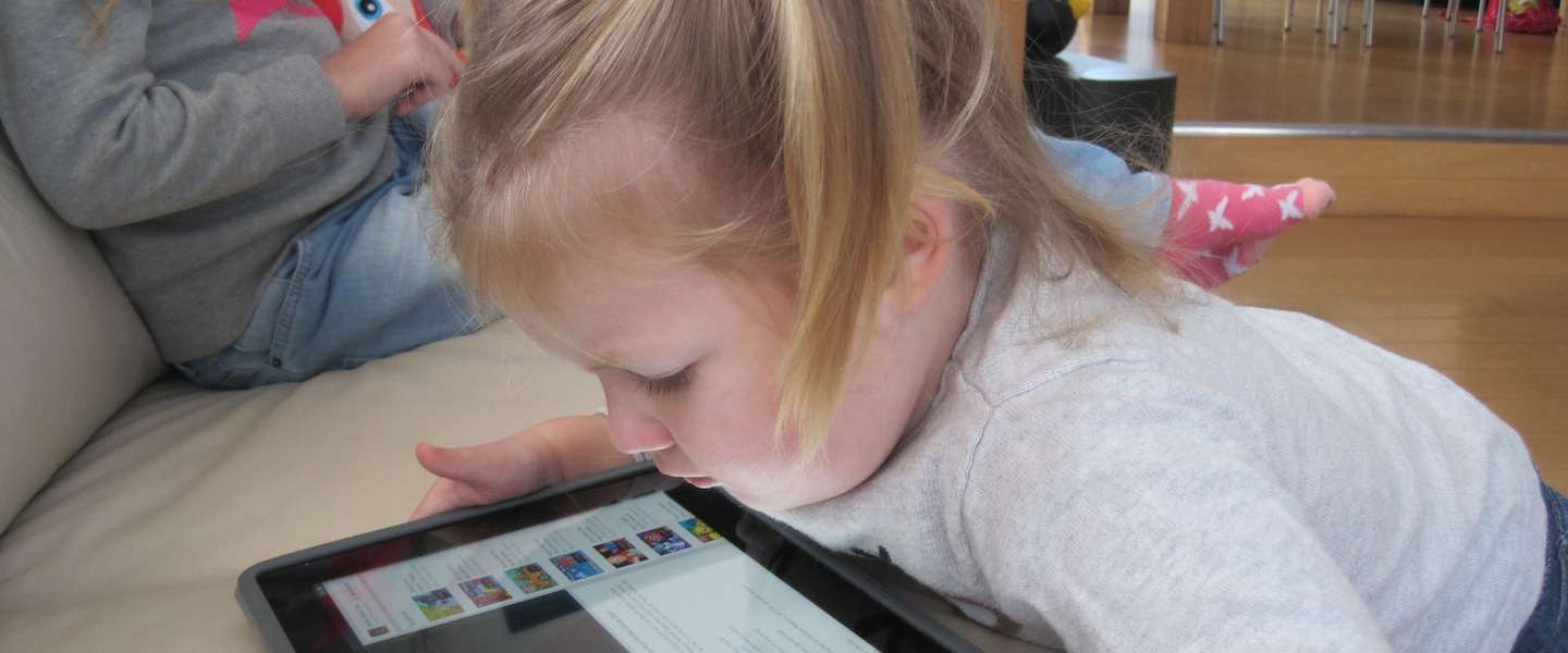 De swipe-generatie: 2-jarige Charlotte bedient razendsnel Netflix en andere Apps