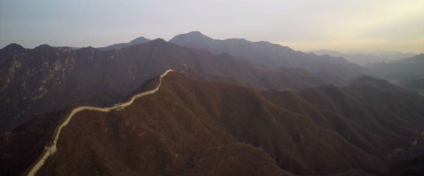 Unieke beelden: Een Drone vliegt over de Chinese muur