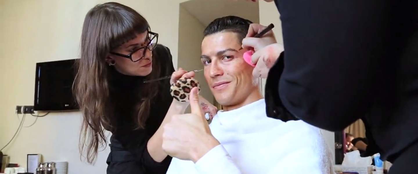 Video: Cristiano Ronaldo showt zijn skills verkleed als dakloze