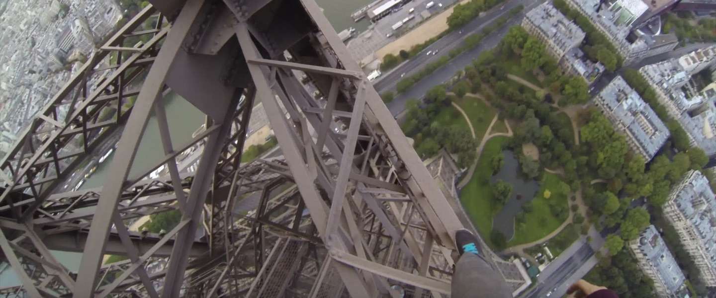 Waaghalzen beklimmen de Eiffeltoren #gekkenwerk