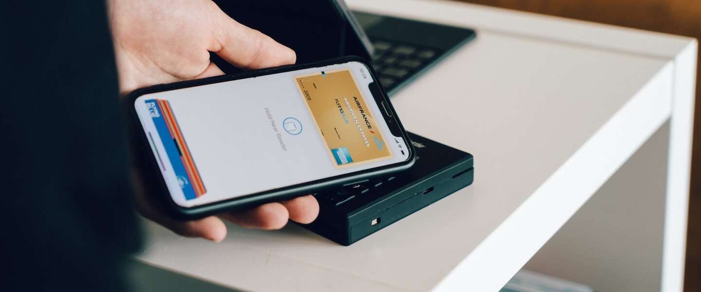 Online betalen en pinnen met smartphone en wearable in de lift