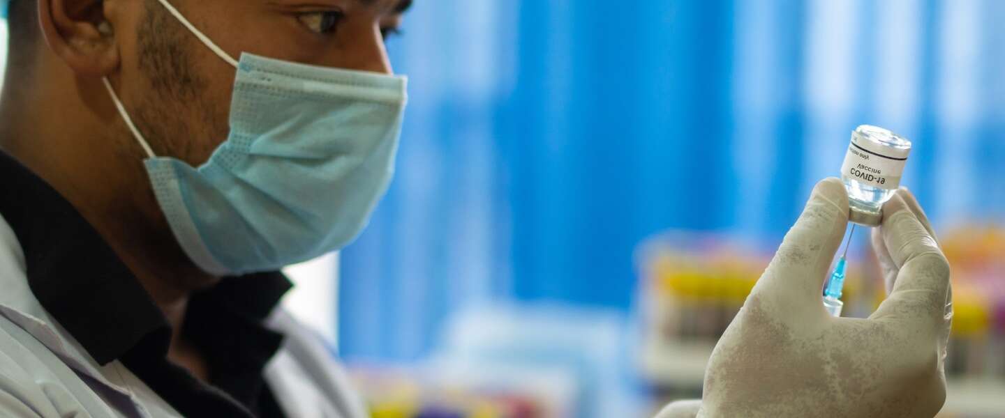 Red een COVID-19 vaccin op Prullenbakvaccin