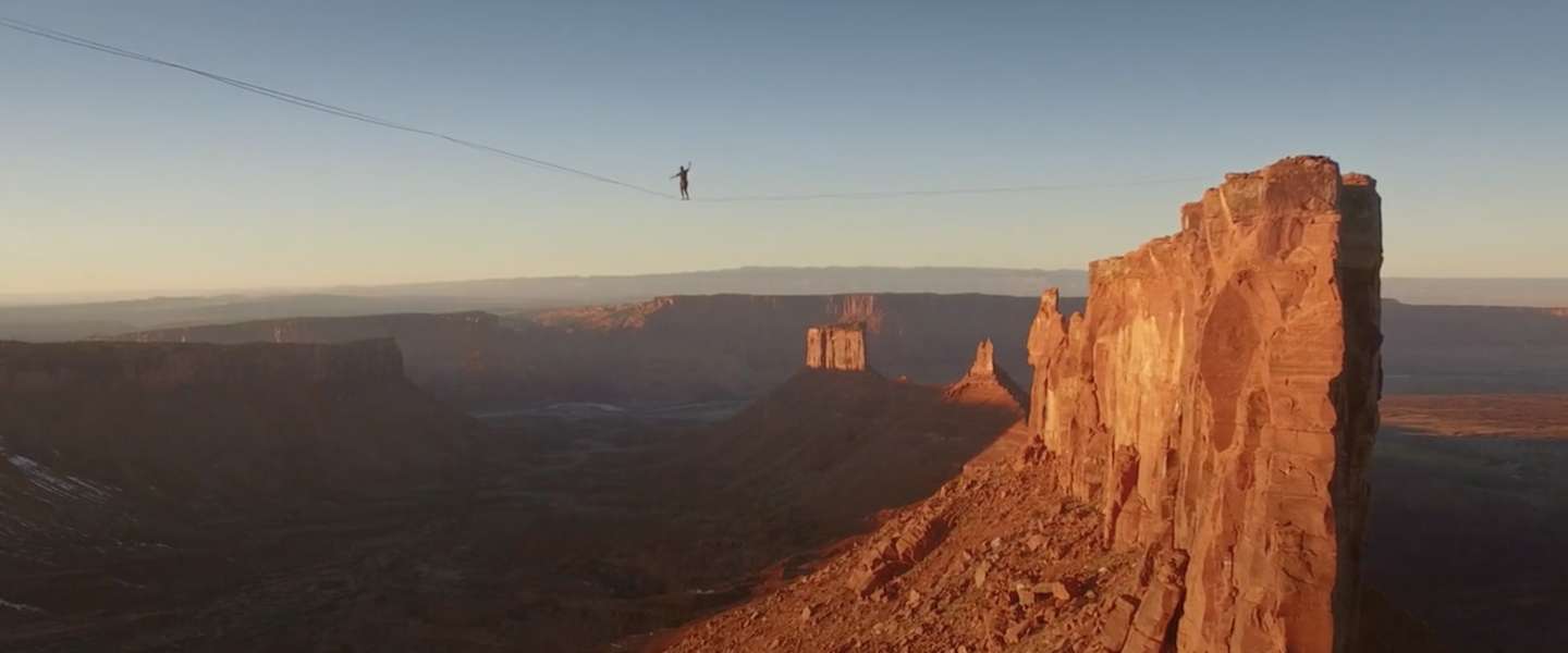 Daredevil loopt 500 meter over een slackline tussen twee rotsen