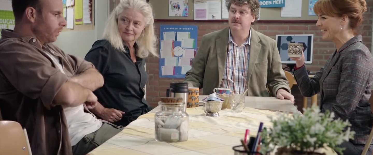 De Luizenmoeder gaat vanavond over 'wijvengezeik en haantjesgedrag'