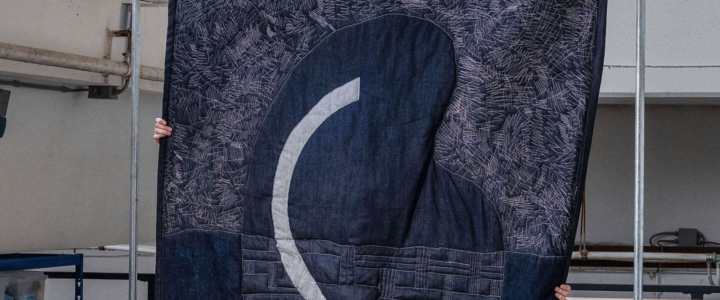Designer Athena Gronti ontwerpt een groot quilt van denim waste