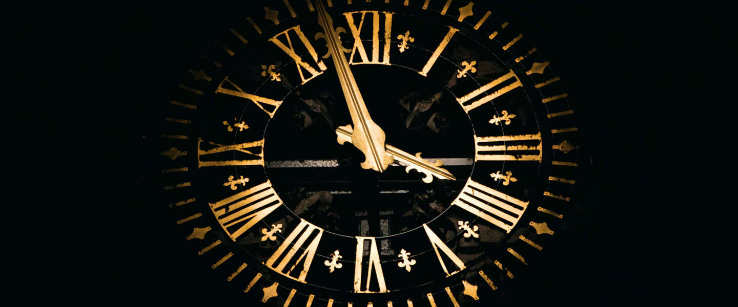 Wat is de Doomsday Clock en wie verzet hem?