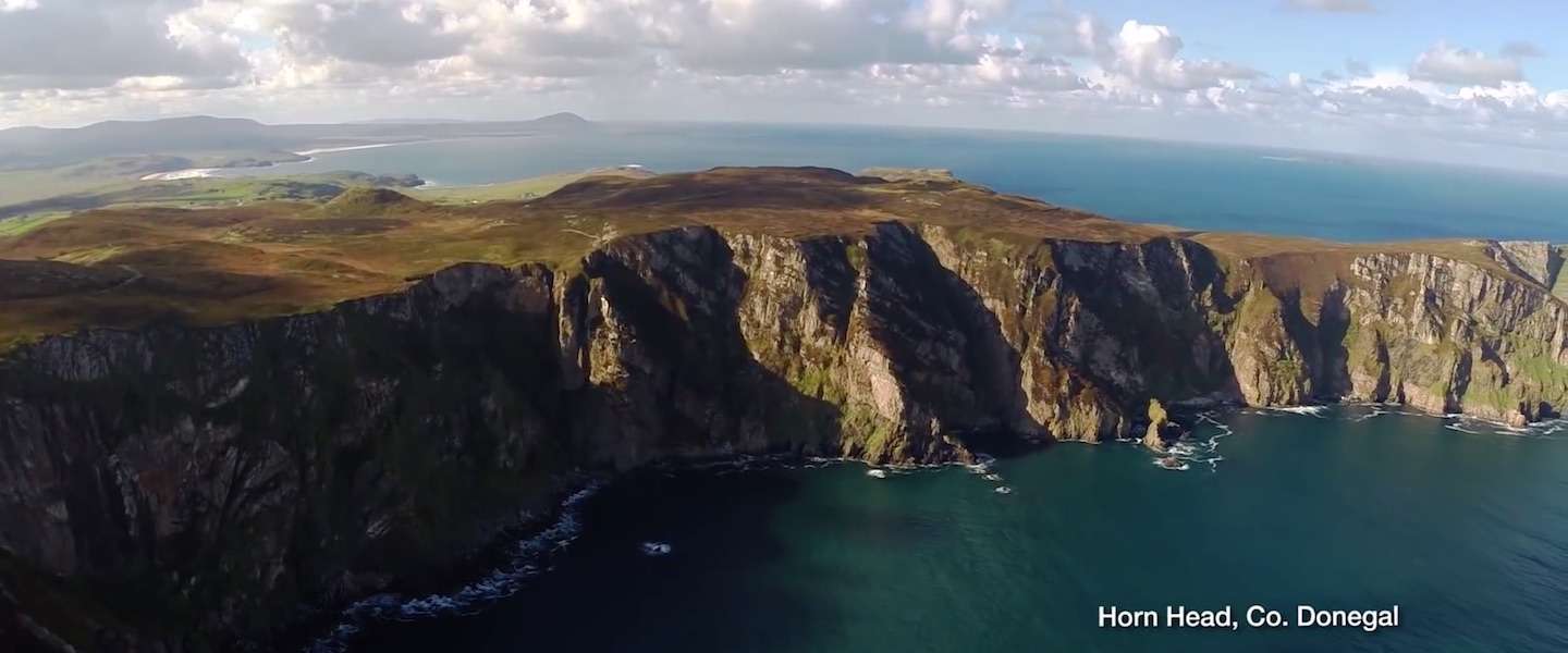 Prachtige drone-beelden van Ierse kust