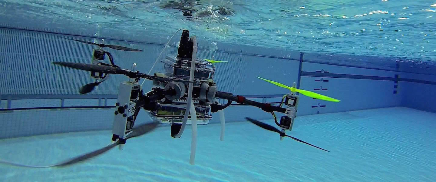 Deze drone kan onder water vliegen!