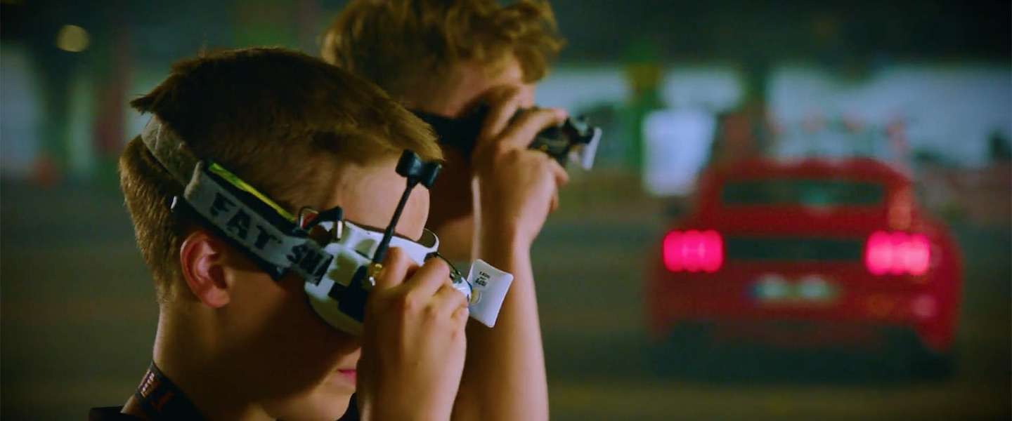Beste dronebestuurders ter wereld strijden met rokende Mustang, driftende Focus RS en een robot