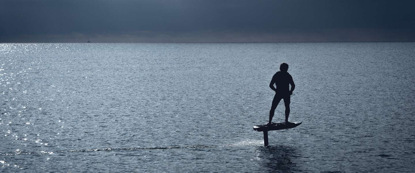 Leuke gadget voor deze zomer: een elektrisch surfboard