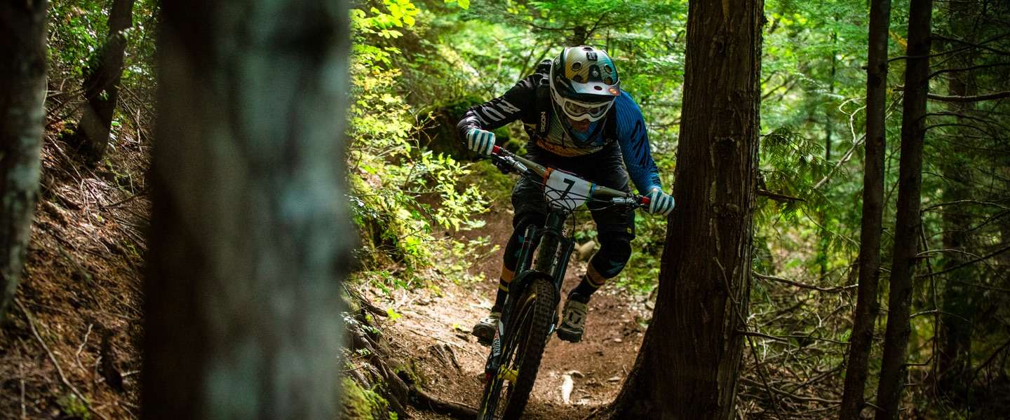 Duizelingwekkende beelden van een mountainbiker tijdens de Enduro World series #Crankzilla