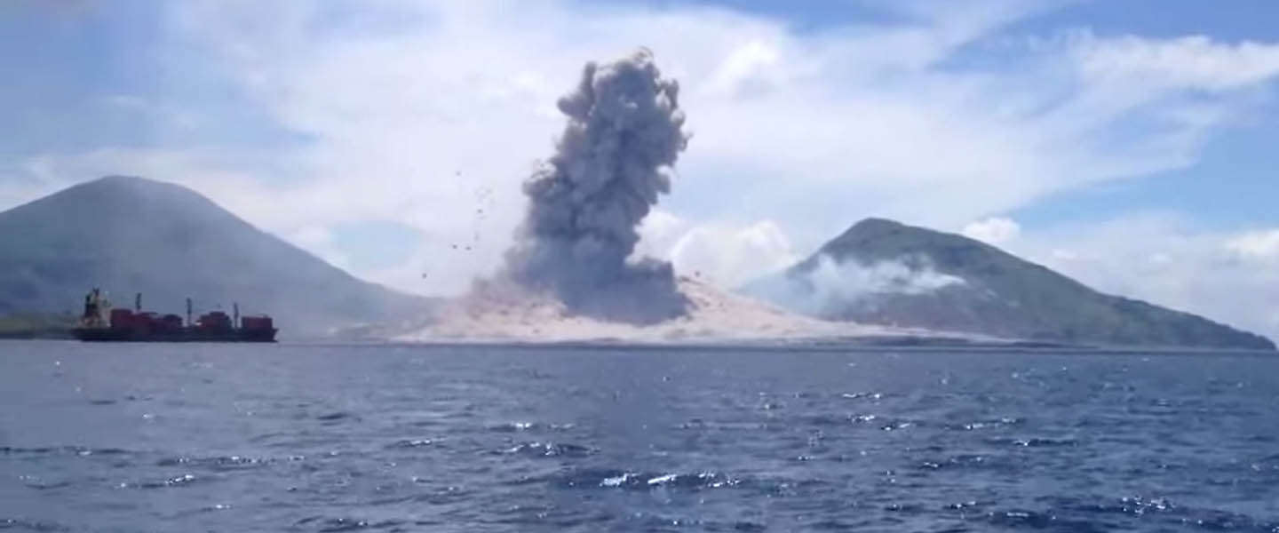 Going Viral: Uitbarsting van de Mount Tavurvur vulkaan gefilmd
