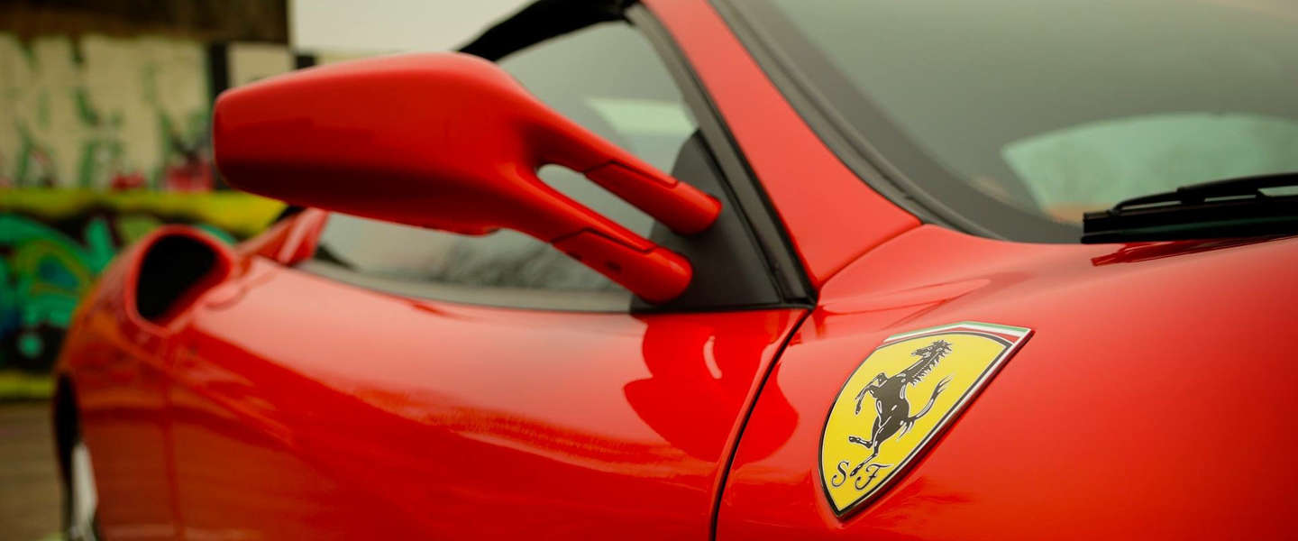 ​Instagrammer in problemen na foto met schoenen op Ferrari