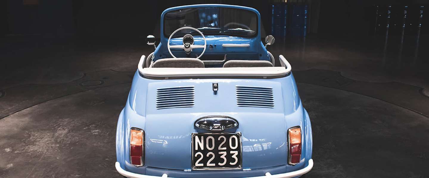 Oude Fiat 500 omgetoverd tot elektrisch designhoogstandje