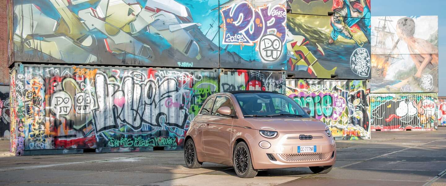 De stad in met het nieuwe elektrische icoon van Fiat: 500e