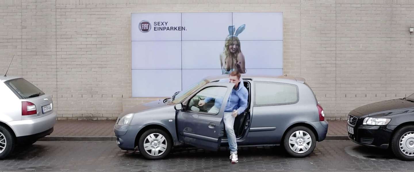 Fiat maakt file-parkeren makkelijk met billboard