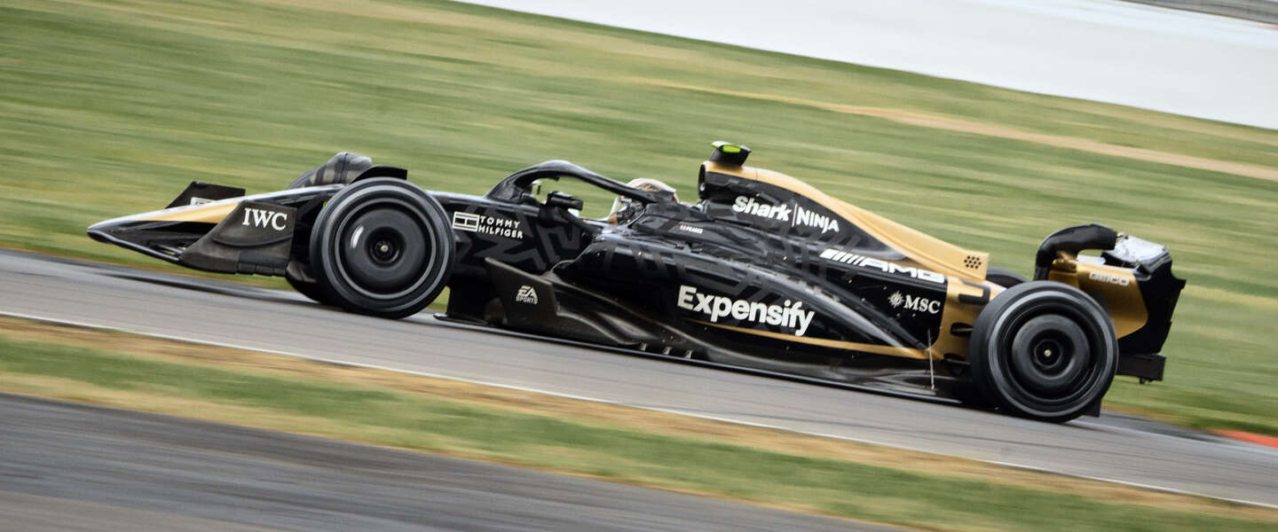 ​10 leuke tweets over de Formule 1-auto van Brad Pitt