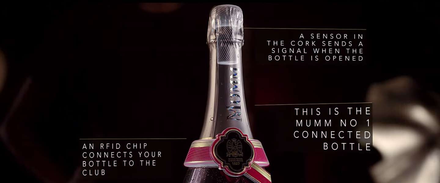 Digitaal intelligente champagnefles