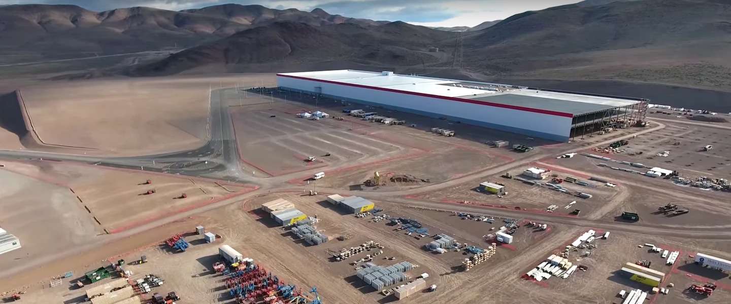 Drone toont de bouw van Tesla's nieuwe gigafabriek in Nevada