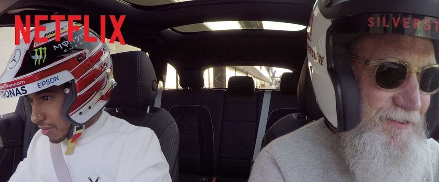 Lewis Hamilton racet op Silverstone in station wagon