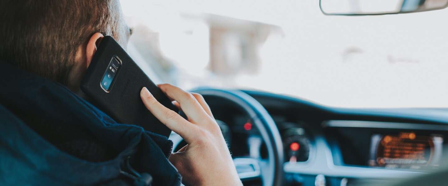 Telefoon op schoot tijdens het rijden mag wel