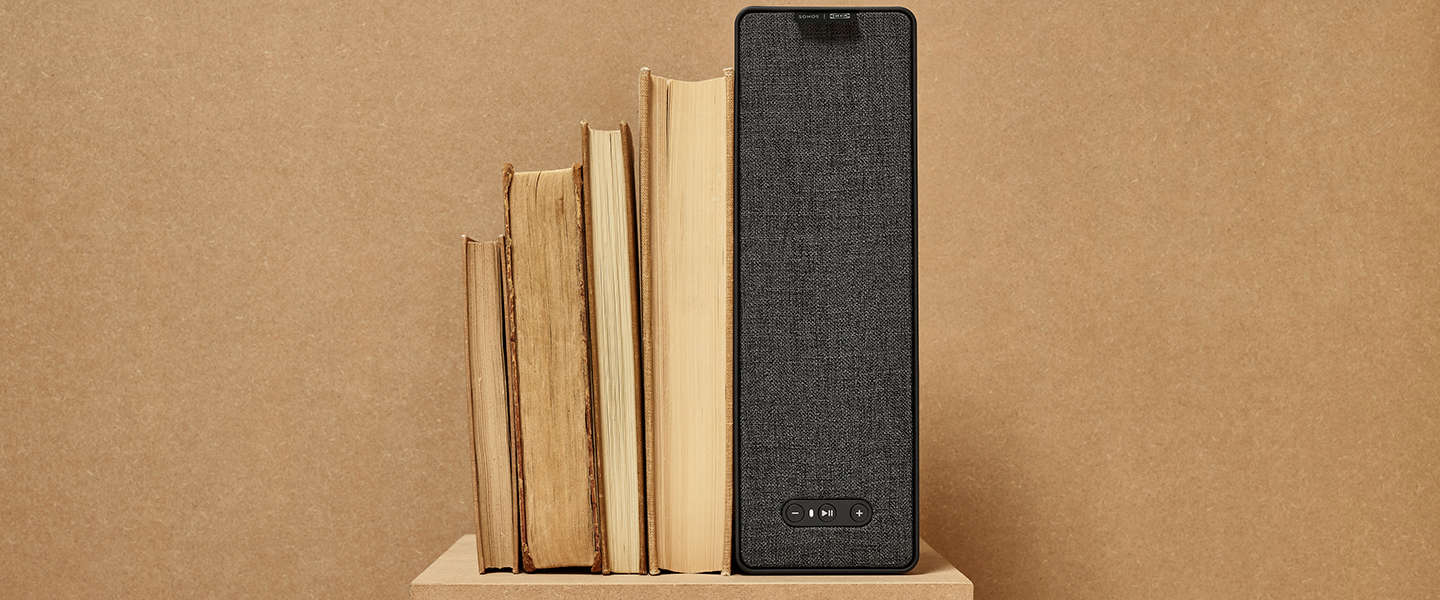 Een tafellamp-speaker en boekenplank-speaker van Ikea en Sonos