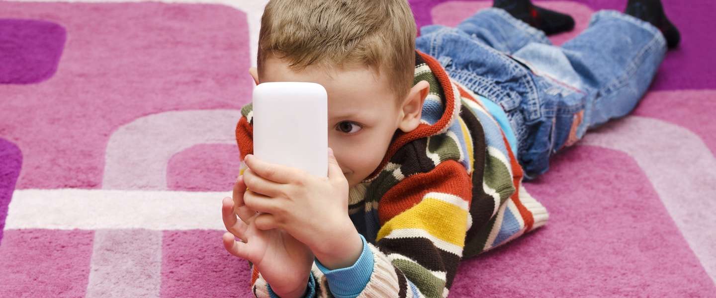 Kinderen spelen meer met smartphones dan buiten. Iemand verbaasd?