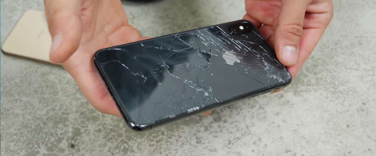 De nieuwe iPhones op de grond gegooid: is het glas echt sterker?