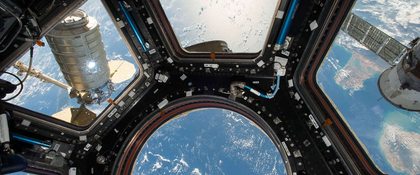 Hoeveel astronauten heb je nodig om de ISS-batterijen te vervangen?