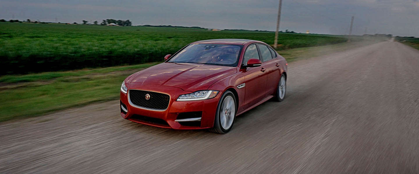 Met een Jaguar XF AWD op Tornadojacht