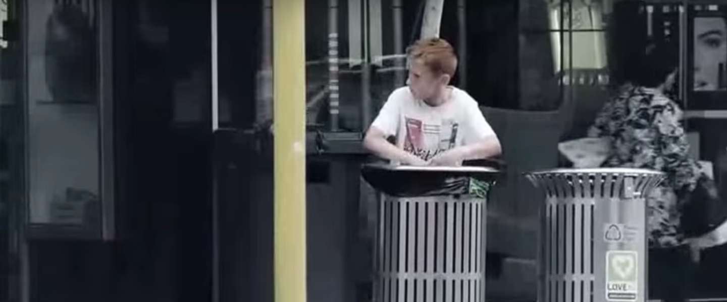 Aangrijpende campagnevideo: help jij een kind dat uit de vuilnisbak eet?