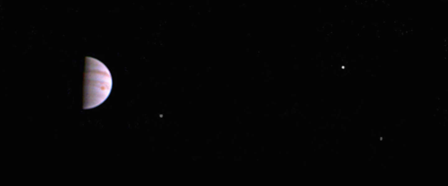 Juno stuurt eerste foto van Jupiter
