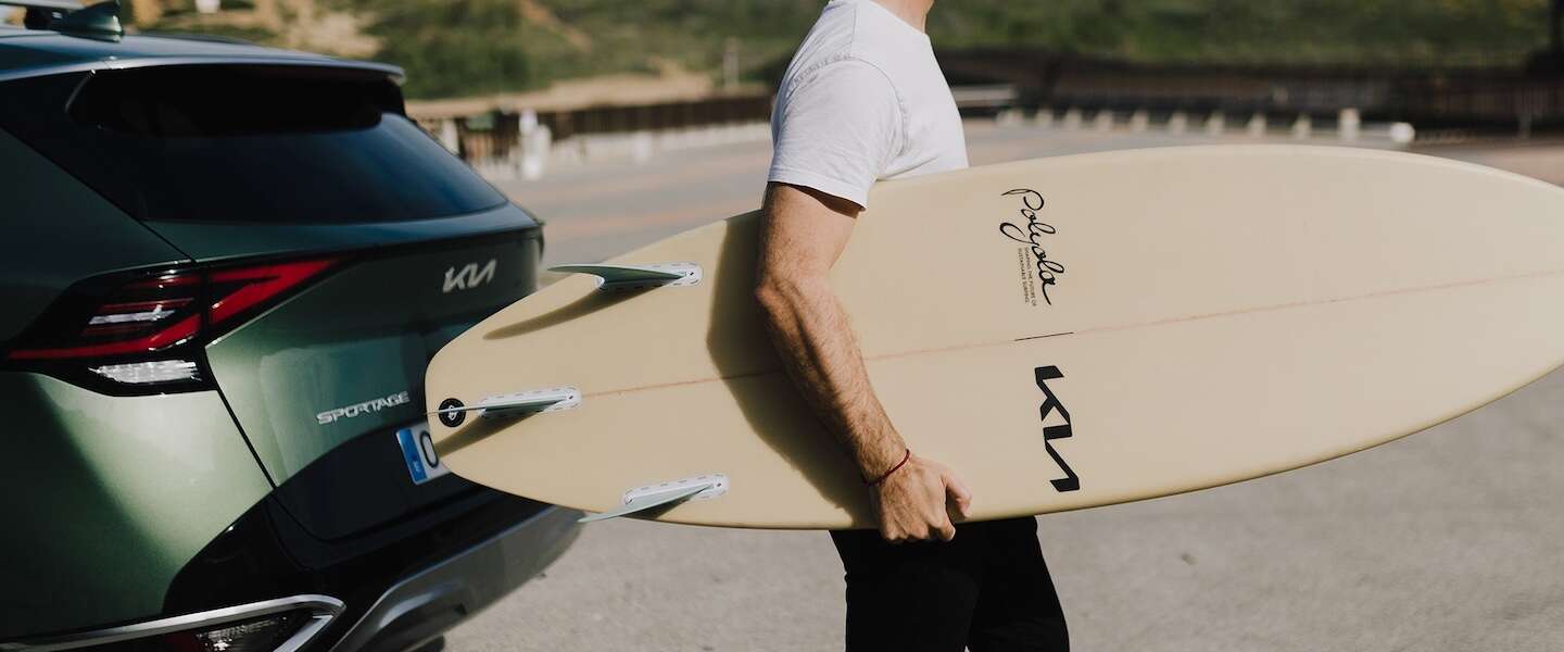 Kia maakt surfplanken en zonnebrillen van oceaanafval