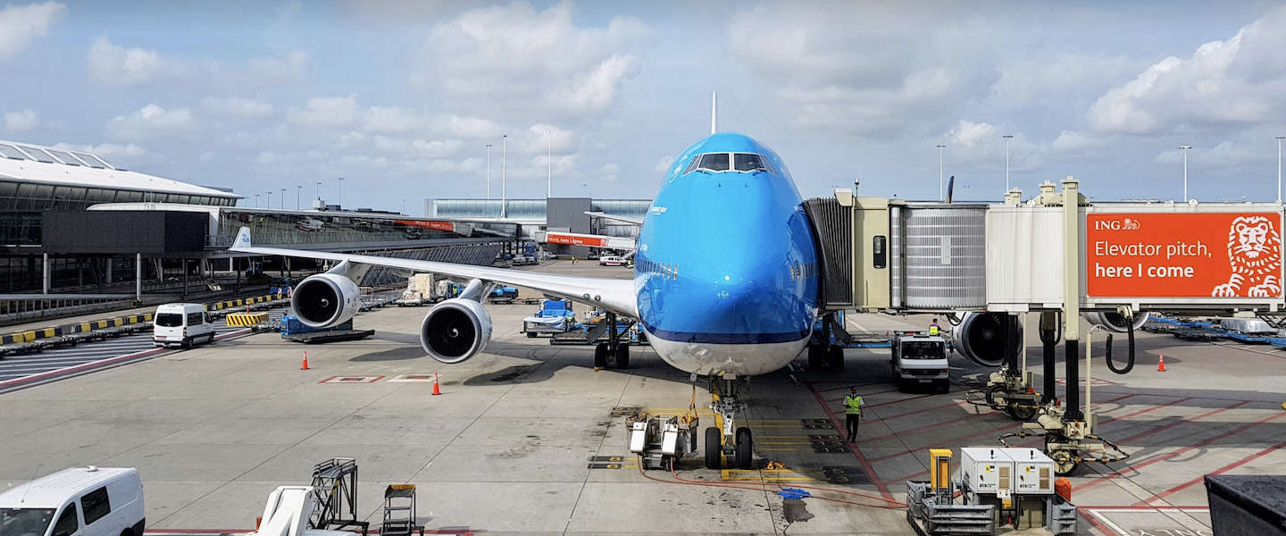 Duitsers weten niet wie KLM is, dus opende de luchtvaartmaatschappij een restaurant en een bank