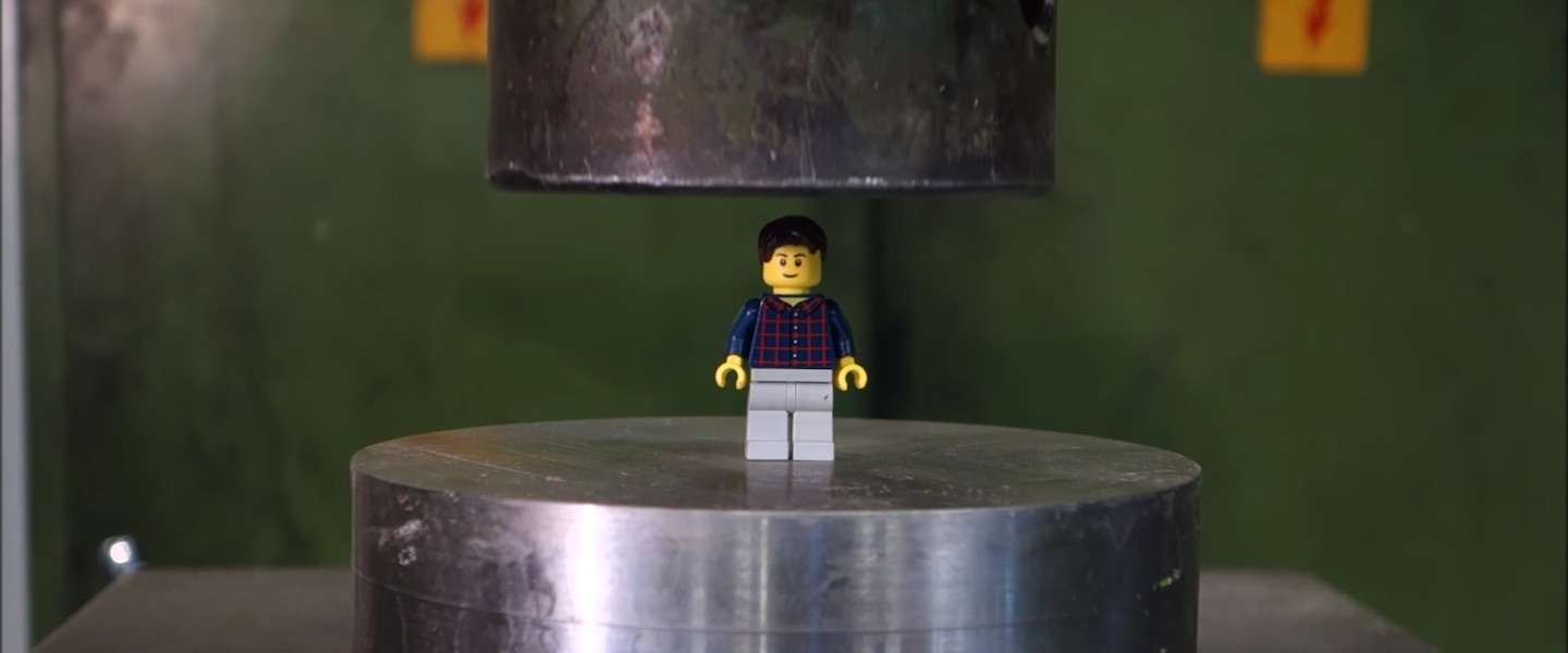 Slim Lego-poppetje vs hydraulische pers