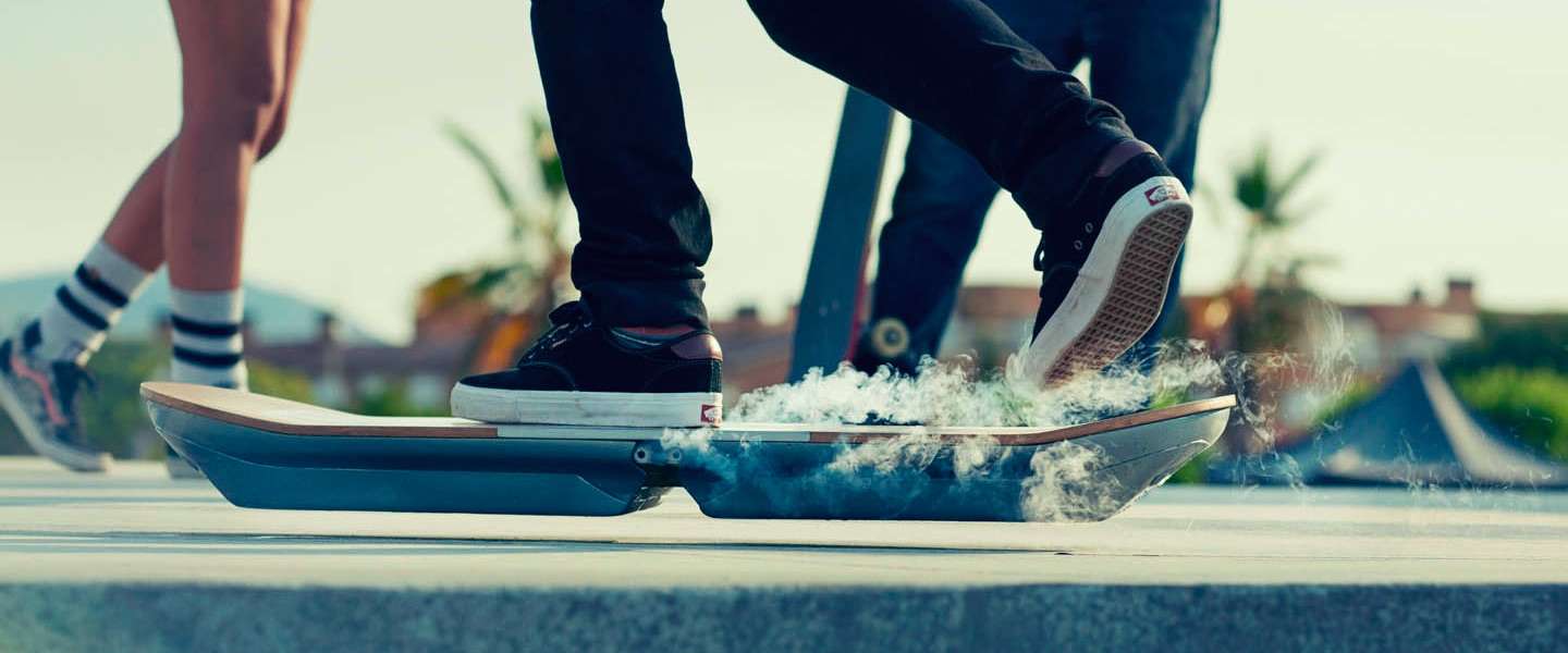 Lexus Hoverboard bestaat echt en vliegt zelfs over water