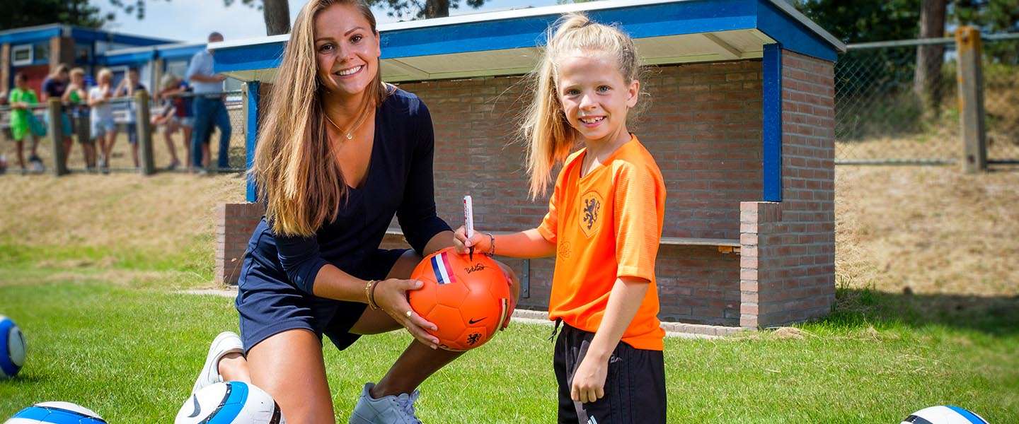 Lieke Martens straalt in nieuwe commercial van Calvé ​